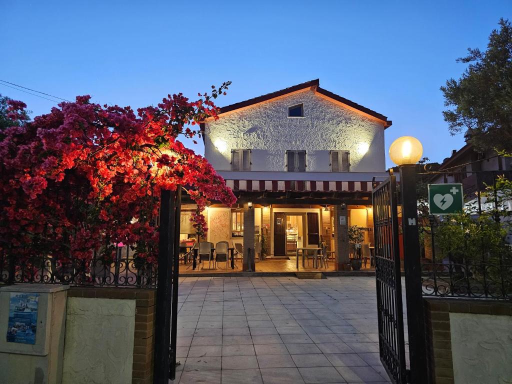 Domo Maddalena Beach Rooms